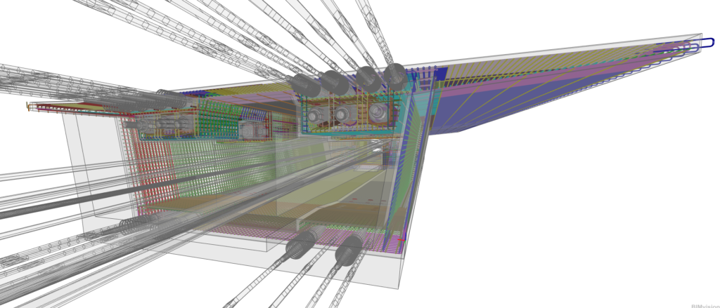 Technische Zeichnung eines komplexen Bauprojekts mit verschiedenen strukturellen Elementen und Leitungen.